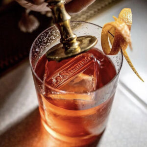 The LiquiNeers Details Premium cocktail details with elegant glassware, ice and garnish